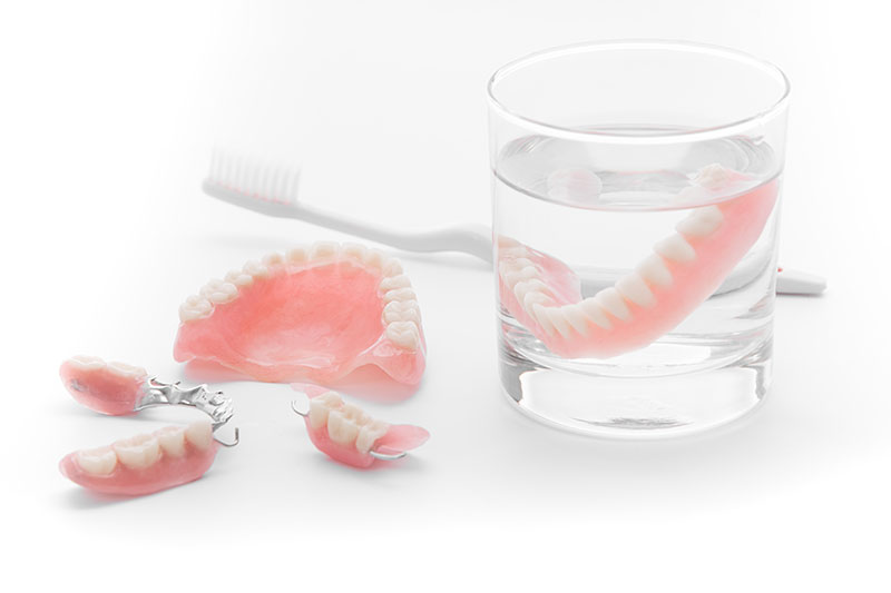 柴田歯科医院　日常でのケア方法：入れ歯の長持ちの秘訣